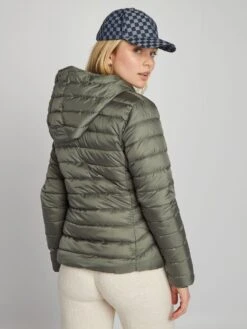 Piumino Trapuntato Realizzato Con Materiale Ottenuto Da Bottiglie Riciclate -Kiabi piumino trapuntato realizzato con materiale ottenuto da bottiglie riciclate kaki adq08 10 frb3