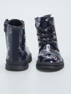 Stivaletti In Vernice Con Scritte Fantasia -Kiabi stivaletti in vernice con scritte fantasia blu aze77 1 frb3