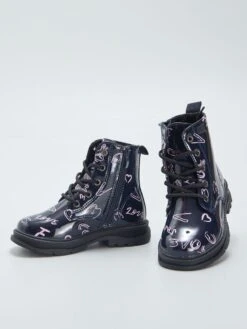 Stivaletti In Vernice Con Scritte Fantasia -Kiabi stivaletti in vernice con scritte fantasia blu aze77 1 frb5